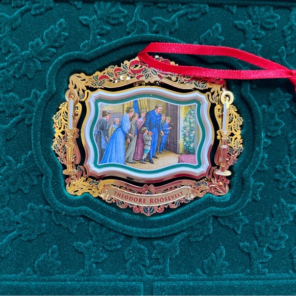 The White House Historical Association Christmas Ornament 2011 W/ Box & Booklet - Picture 4 of 5